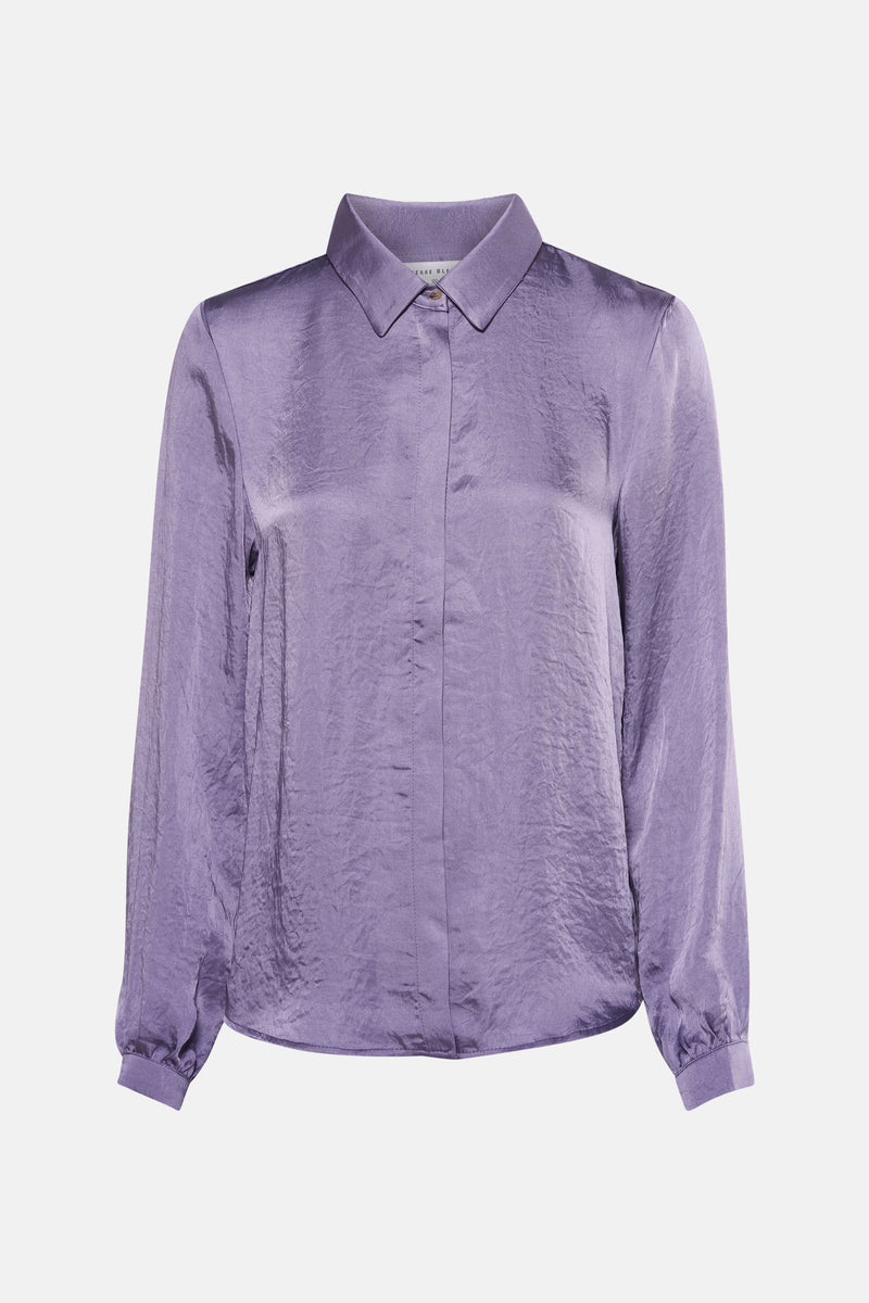 Chemise à manches longues violette de Terre Bleue, en tissu froissé brillant avec boutons.
