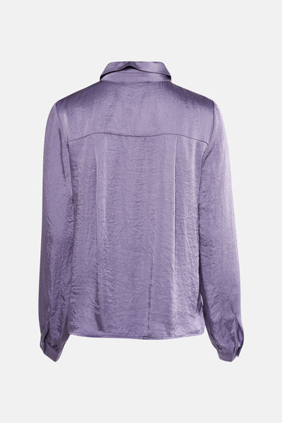 Chemise à manches longues violette en satin de TERRE BLEUE, vue de dos, avec détails plissés.