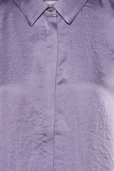 Chemisier à manches longues violette de TERRE BLEUE en tissu texturé et boutonné.