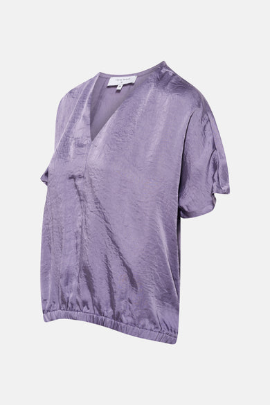 Paarse blouse met korte mouwen van TERRE BLEUE, met een gekreukte textuur en een V-hals.