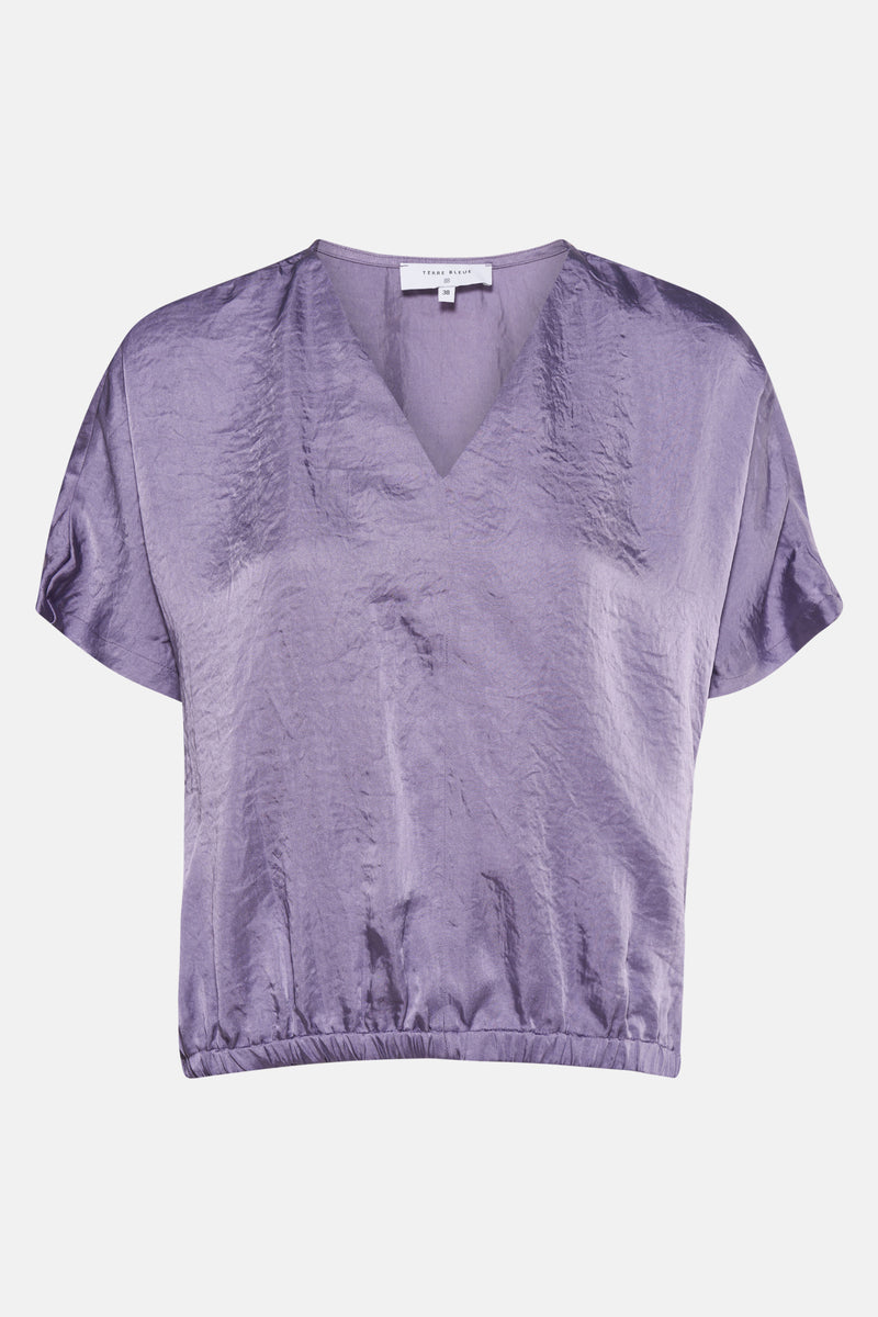 Paarse blouse met korte mouwen van Terre Bleue, getextureerd met een V-hals.