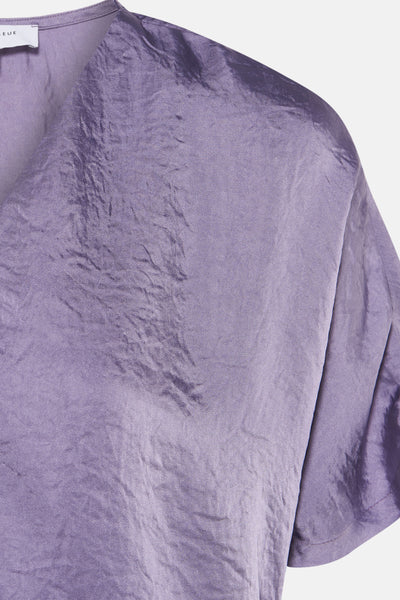 Paarse blouse met korte mouwen van TERRE BLEUE, met een getextureerde en glanzende stof.