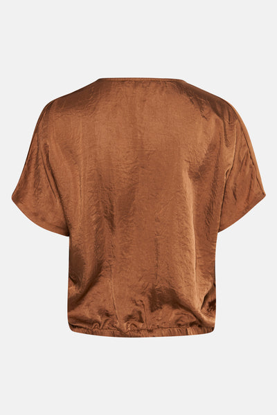 Blouse à manches courtes marron de TERRE BLEUE, avec texture légèrement froissée et ourlet élastique.