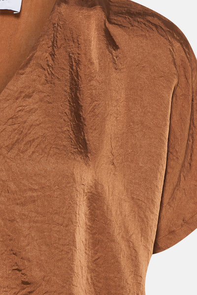 Bruin blouse met korte mouwen van Terre Bleue, van gekreukte stof met een discrete V-hals.