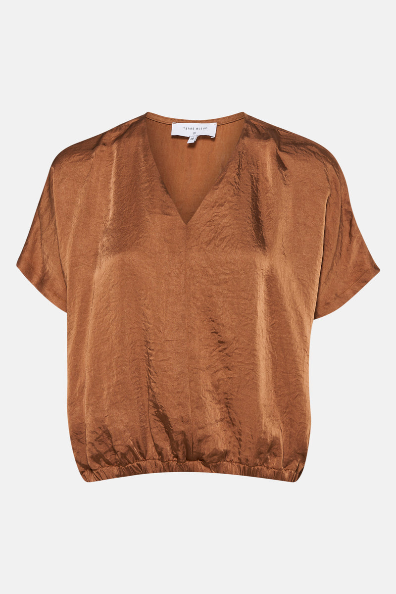 Blouse marron à manches courtes de TERRE BLEUE, avec un col en V et une texture froissée.
