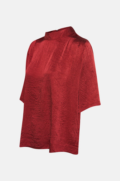 Rode blouse van TERRE BLEUE, met opstaande kraag en gekreukte textuur.