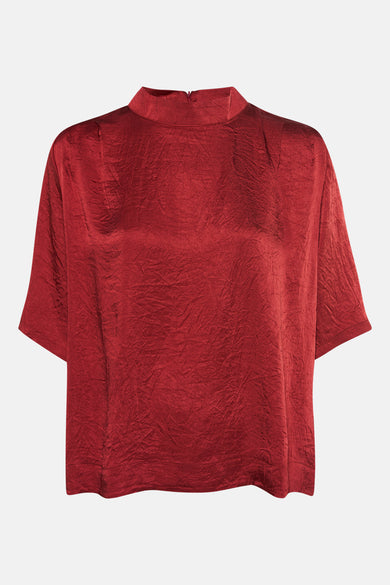 Rode blouse met korte mouwen van TERRE BLEUE, met een kenmerkende kreukeltextuur.