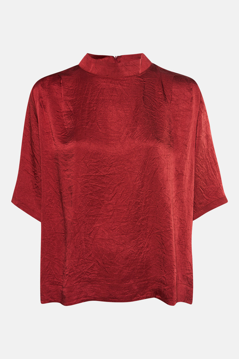 Rode blouse met korte mouwen van TERRE BLEUE, met een kenmerkende kreukeltextuur.