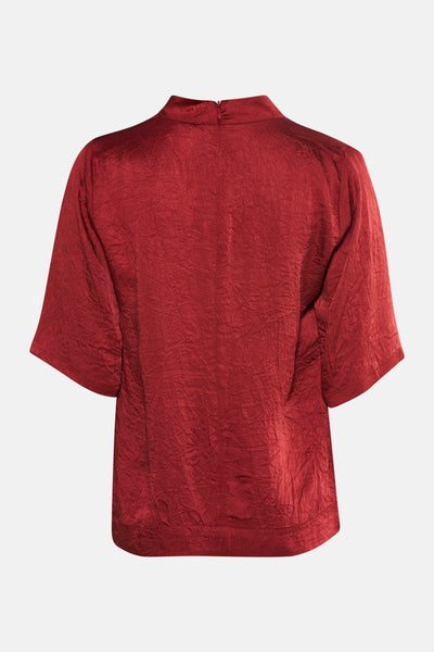 Rode blouse met 3/4 mouwen van TERRE BLEUE, kreuktextuur en zichtbare ritssluiting aan de achterkant.
