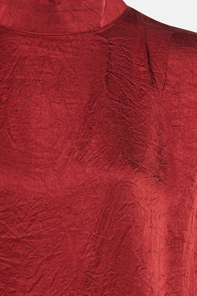 Blouse rouge de TERRE BLEUE avec une texture plissée et un col montant élégant.