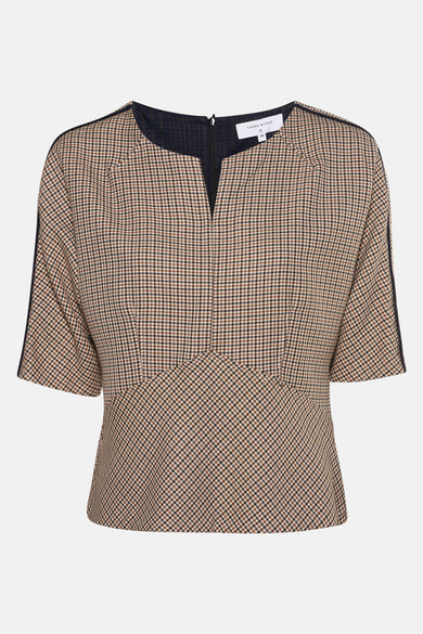 Blouse marron de TERRE BLEUE, à motif pied-de-poule, manches courtes à rayures foncées et col en V.