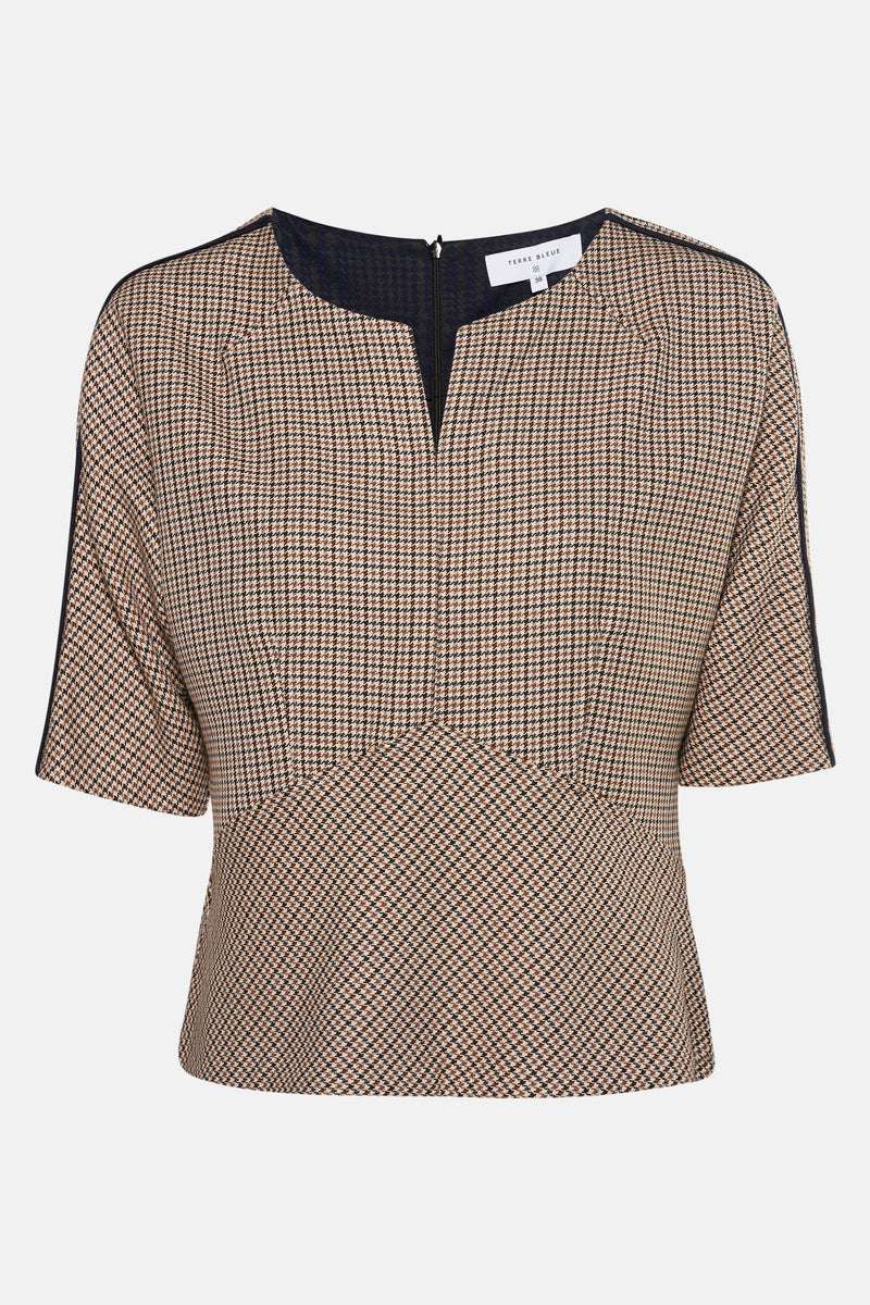 Blouse marron de TERRE BLEUE, à motif pied-de-poule, manches courtes à rayures foncées et col en V.