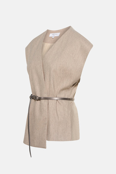 Blazer beige cintré par TERRE BLEUE avec ceinture argentée et coupe asymétrique.