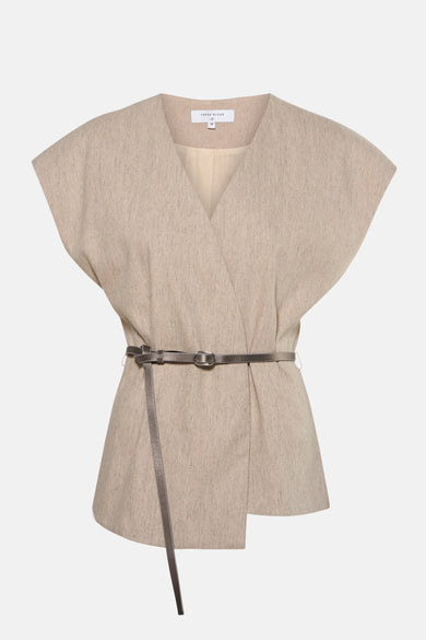 Blazer beige de TERRE BLEUE, avec ceinture métallique et coupe asymétrique.