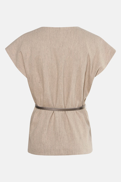 Blazer beige de TERRE BLEUE, coupe ample avec une ceinture fine autour de la taille.