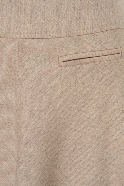 Jupe longue beige de TERRE BLEUE, détail de la poche passepoilée sur un tissu texturé.