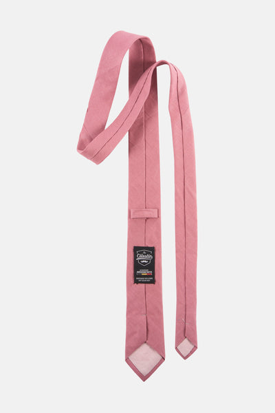 Cravate rose en lin de Mr. Celestin, avec une texture légèrement chinée et une doublure contrastante.
