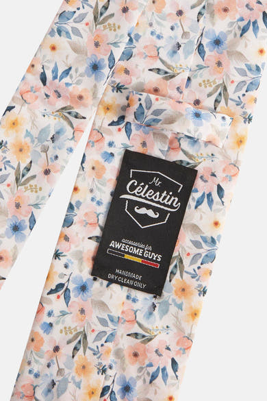 Multikleurige stropdas van MR. CELESTIN met een bloemenpatroon in blauwe, gele en roze tinten.