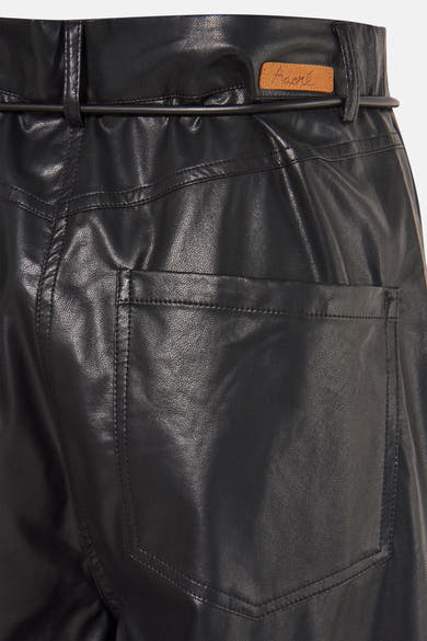 Pantalon noir en similicuir d'Adore, avec une poche arrière et une ceinture тон métal.
