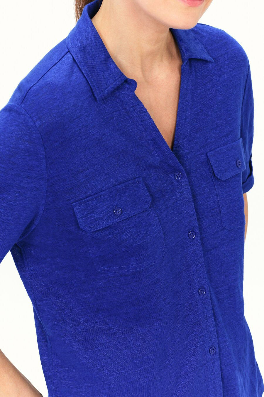 Chemise à manches courtes bleue de CAROLL, avec poches poitrine boutonnées et patte de boutonnage.
