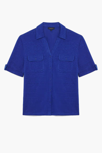 Chemisier bleu à manches courtes de CAROLL, avec poches poitrine à rabat boutonné et fermeture boutonnée.