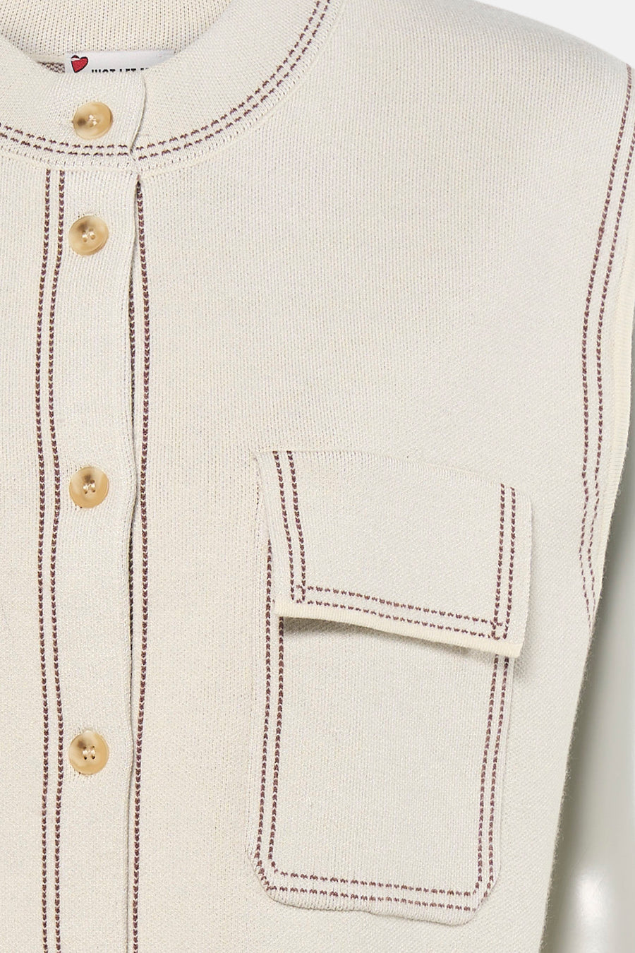 Ecru gilet van ADORE met contrasterende bruine randen, opgestikte zak en beige knopen.