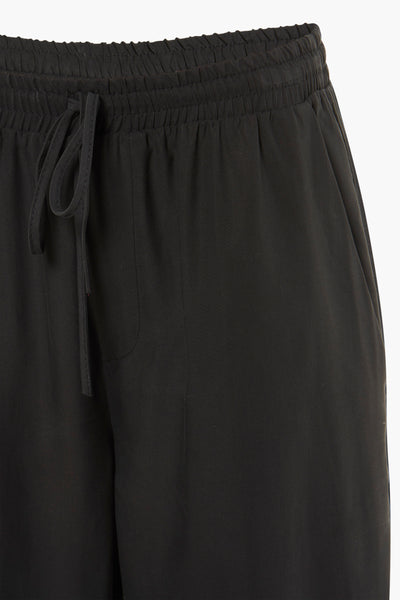 Pantalon noir de VICOLO avec cordon de serrage à la taille et poche latérale.