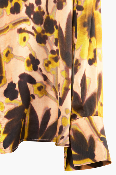 Chemisier à manches longues multicolore de VICOLO, avec motif floral foncé et jaune.
