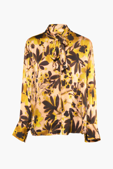 Chemisier à manches longues multicolore de VICOLO, avec motif floral jaune et marron, et col à nouer.
