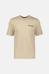Beige T-shirt van LYLE & SCOTT met zwarte 'LYLE & SCOTT' opdruk op de borst.