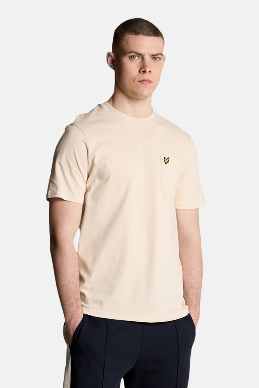 Beige T-shirt met korte mouwen van LYLE & SCOTT, achterkant, gedragen met een marineblauwe joggingbroek.