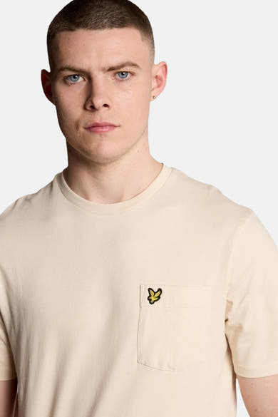 Beige T-shirt met korte mouwen van Lyle & Scott, met een borstzak versierd met een logo.