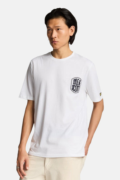 Wit T-shirt met korte mouwen van LYLE & SCOTT, van achteren gezien, gedragen met een beige broek.