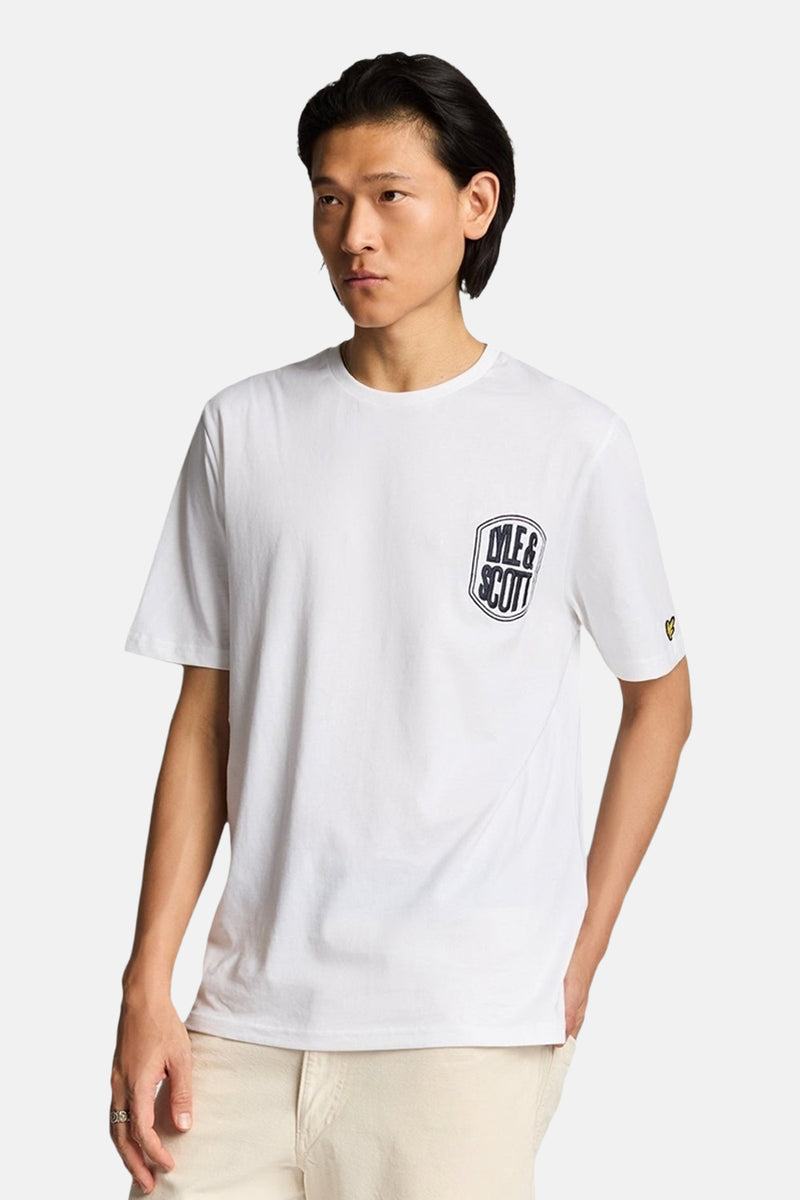 Wit T-shirt met korte mouwen van LYLE & SCOTT, van achteren gezien, gedragen met een beige broek.