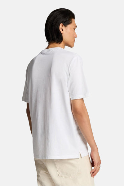 T-shirt à manches courtes blanc de LYLE & SCOTT, vu de dos, porté avec un pantalon beige.