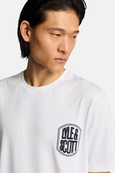 T-shirt blanc à manches courtes de LYLE & SCOTT avec écusson logo sur la poitrine.