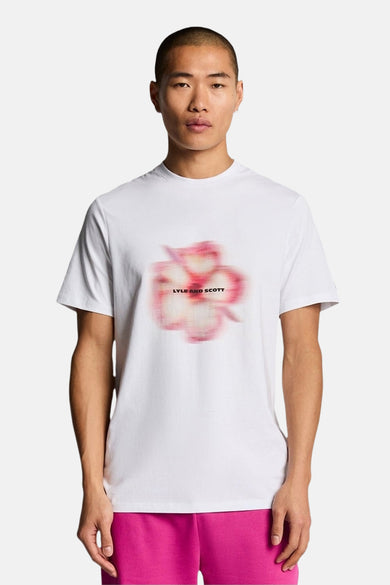 Wit T-shirt met korte mouwen van Lyle & Scott, met een abstracte print op de rug, gedragen met een felroze broek.