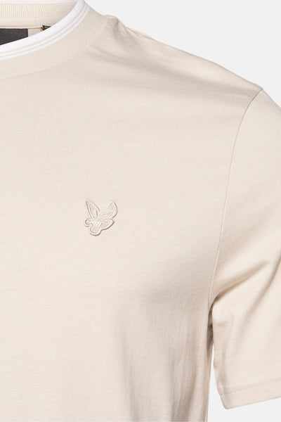 T-shirt beige à manches courtes de LYLE & SCOTT, avec col rayé et logo brodé.