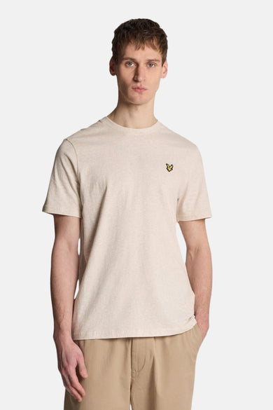 Beige T-shirt met korte mouwen van Lyle & Scott, achterkant, met een beige broek.