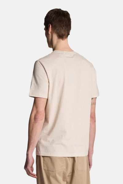 T-shirt beige à manches courtes de Lyle & Scott, vue arrière, avec un pantalon beige.