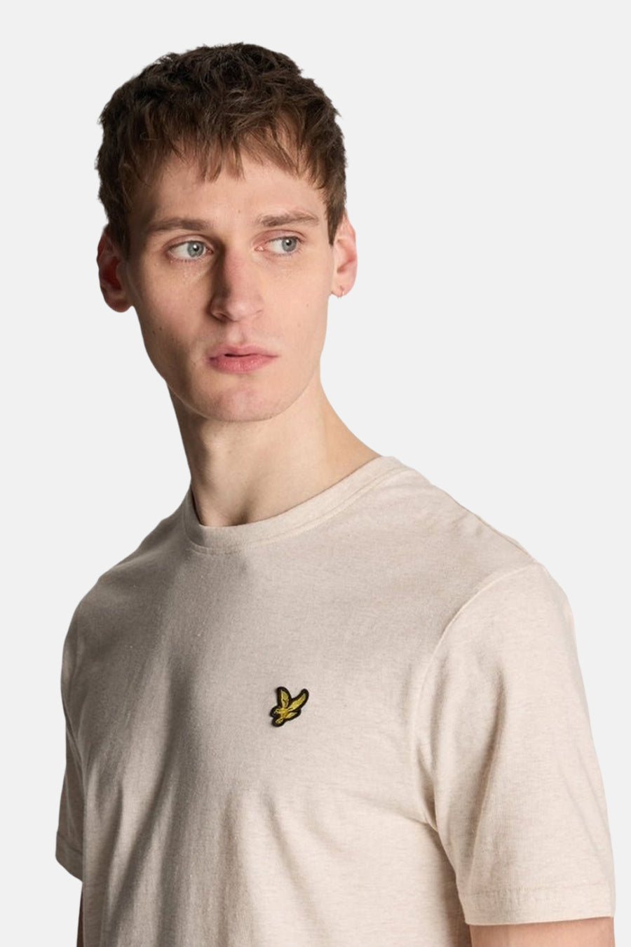 T-shirt beige à manches courtes de LYLE & SCOTT avec logo brodé sur la poitrine.
