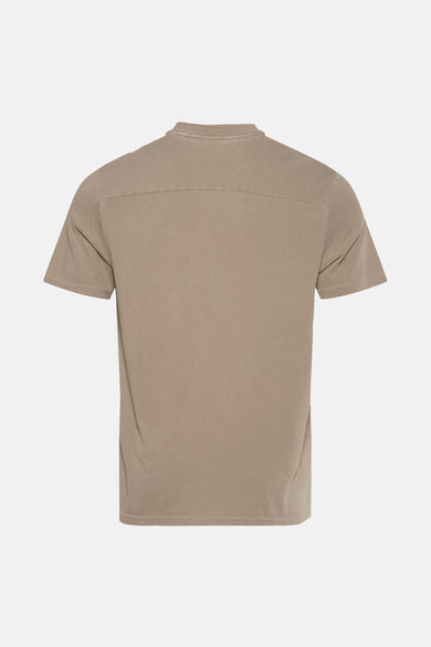 T-shirt beige à manches courtes de LYLE & SCOTT, avec empiècement sur le haut du dos.
