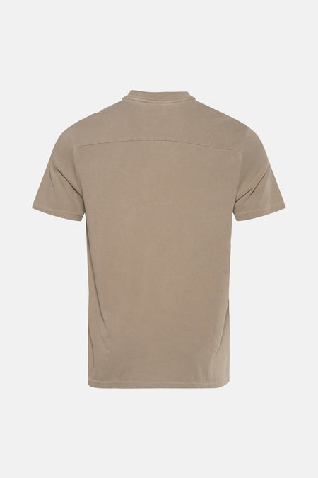 T-shirt beige met korte mouwen van LYLE & SCOTT, met een opneming bovenop de rug.