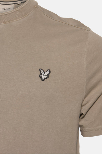 T-shirt à manches courtes beige de Lyle & Scott, avec logo brodé sur la poitrine.