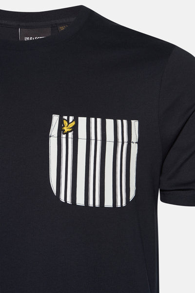 T-shirt à manches courtes bleu foncé de LYLE & SCOTT avec une poche rayée verticale.