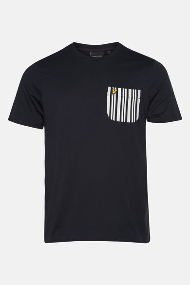 T-shirt bleu foncé à manches courtes de LYLE & SCOTT, avec poche rayée contrastante.