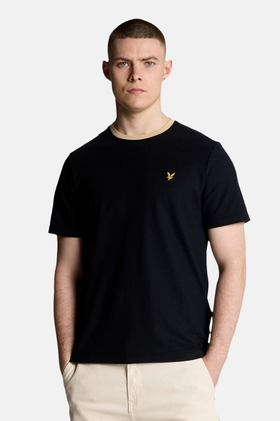 T-shirt à manches courtes bleu de LYLE & SCOTT, avec col contrastant et logo brodé sur la poitrine.