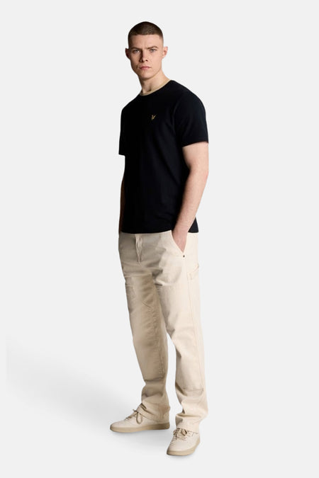 Blauw T-shirt met korte mouwen van LYLE & SCOTT, gedragen met een beige broek en bijpassende sportschoenen.