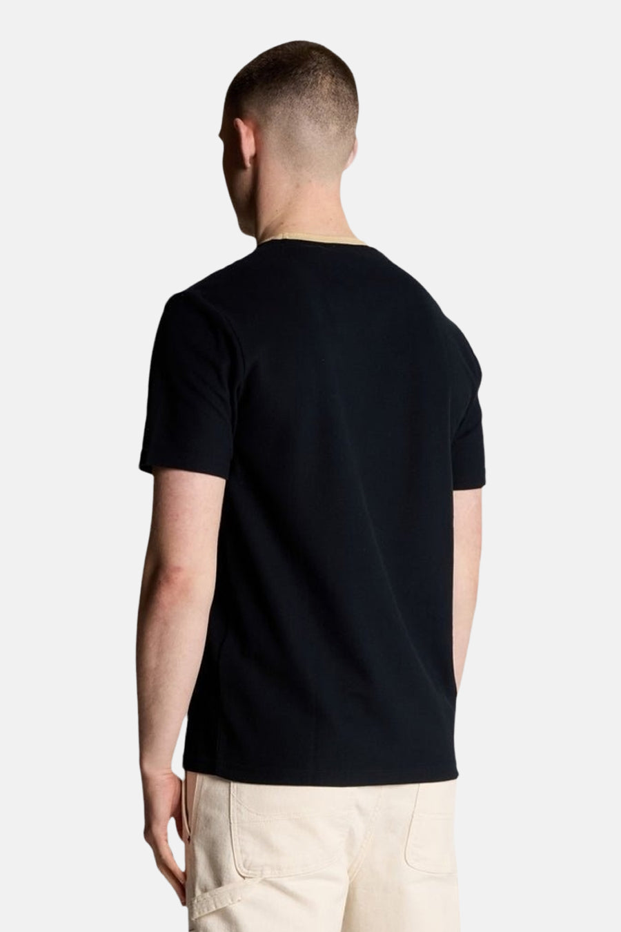 T-shirt à manches courtes noir de LYLE & SCOTT, vue de dos, porté avec un pantalon beige.