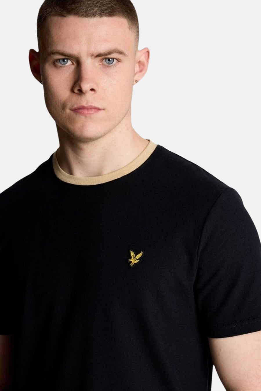 T-shirt bleu à manches courtes de Lyle & Scott, avec un col couleur crème contrastée et le logo doré brodé.